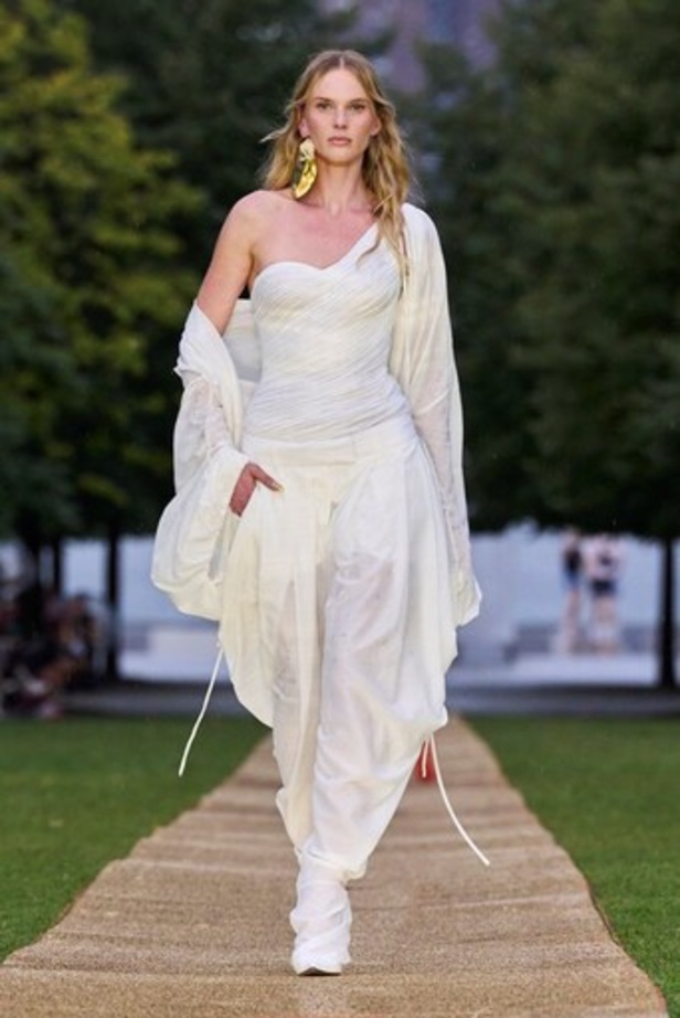 الأقراط الكبيرة والطبقات المتعددة في تصاميم Prabal Gurung لربيع وصيف 2024