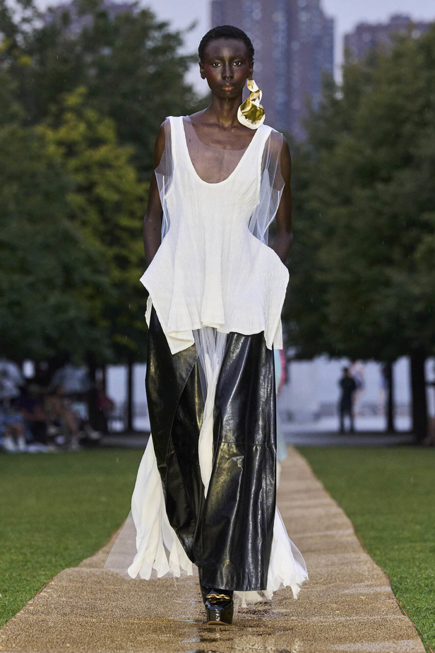 الأقراط الكبيرة والطبقات المتعددة في تصاميم Prabal Gurung لربيع وصيف 2024