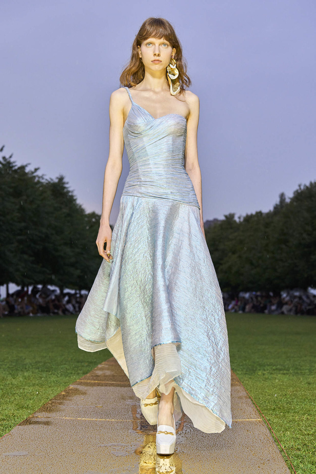 الأقراط الكبيرة والطبقات المتعددة في تصاميم Prabal Gurung لربيع وصيف 2024