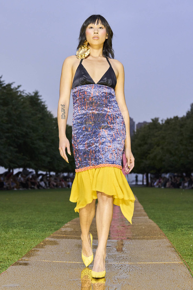 الأقراط الكبيرة والطبقات المتعددة في تصاميم Prabal Gurung لربيع وصيف 2024