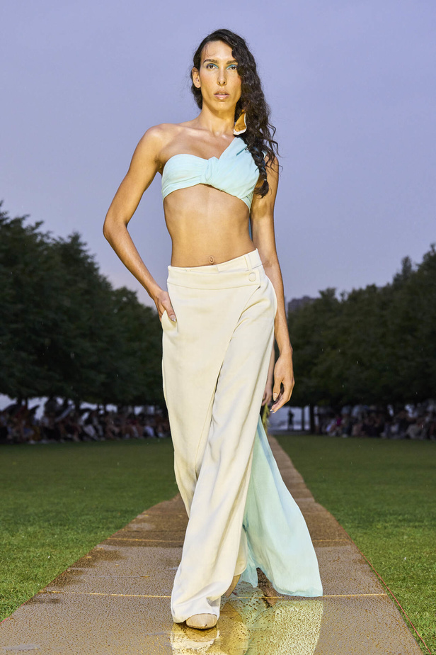 الأقراط الكبيرة والطبقات المتعددة في تصاميم Prabal Gurung لربيع وصيف 2024