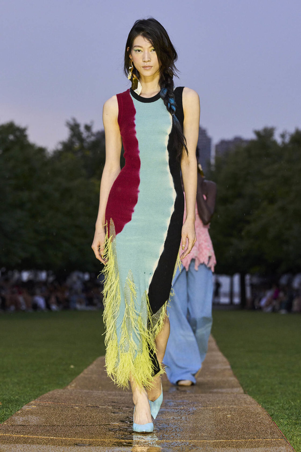 الأقراط الكبيرة والطبقات المتعددة في تصاميم Prabal Gurung لربيع وصيف 2024