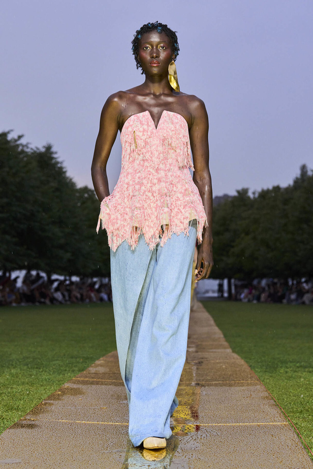 الأقراط الكبيرة والطبقات المتعددة في تصاميم Prabal Gurung لربيع وصيف 2024