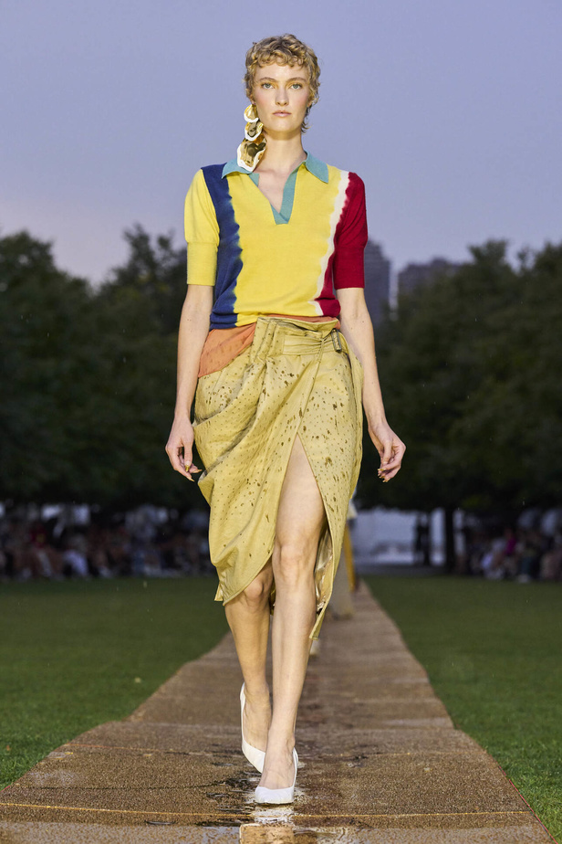 الأقراط الكبيرة والطبقات المتعددة في تصاميم Prabal Gurung لربيع وصيف 2024