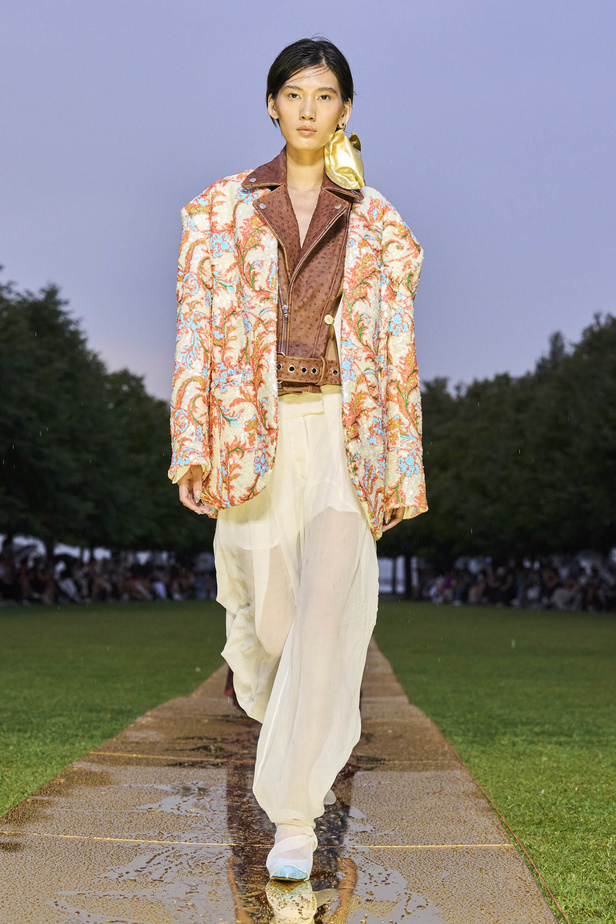 الأقراط الكبيرة والطبقات المتعددة في تصاميم Prabal Gurung لربيع وصيف 2024