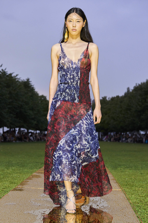 الأقراط الكبيرة والطبقات المتعددة في تصاميم Prabal Gurung لربيع وصيف 2024