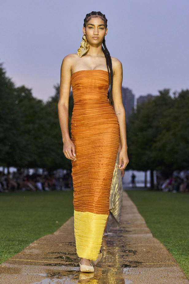 الأقراط الكبيرة والطبقات المتعددة في تصاميم Prabal Gurung لربيع وصيف 2024