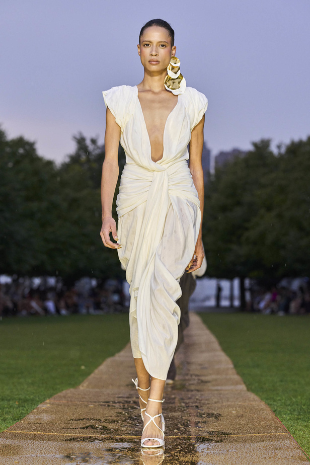 الأقراط الكبيرة والطبقات المتعددة في تصاميم Prabal Gurung لربيع وصيف 2024