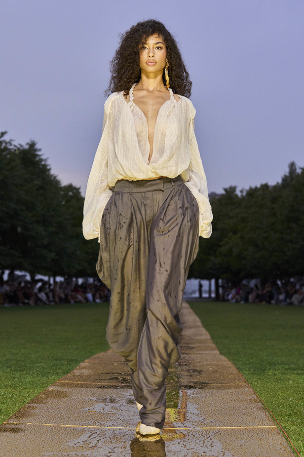 الأقراط الكبيرة والطبقات المتعددة في تصاميم Prabal Gurung لربيع وصيف 2024