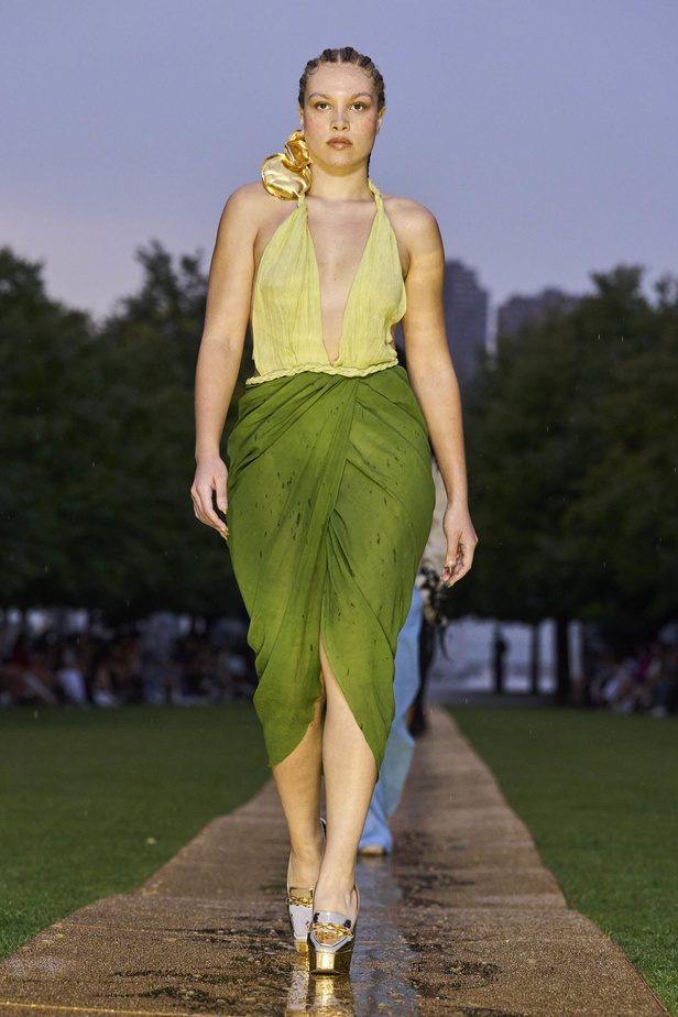 الأقراط الكبيرة والطبقات المتعددة في تصاميم Prabal Gurung لربيع وصيف 2024