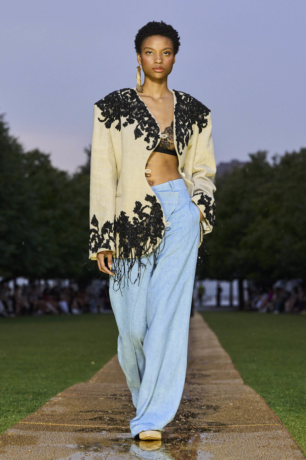 الأقراط الكبيرة والطبقات المتعددة في تصاميم Prabal Gurung لربيع وصيف 2024