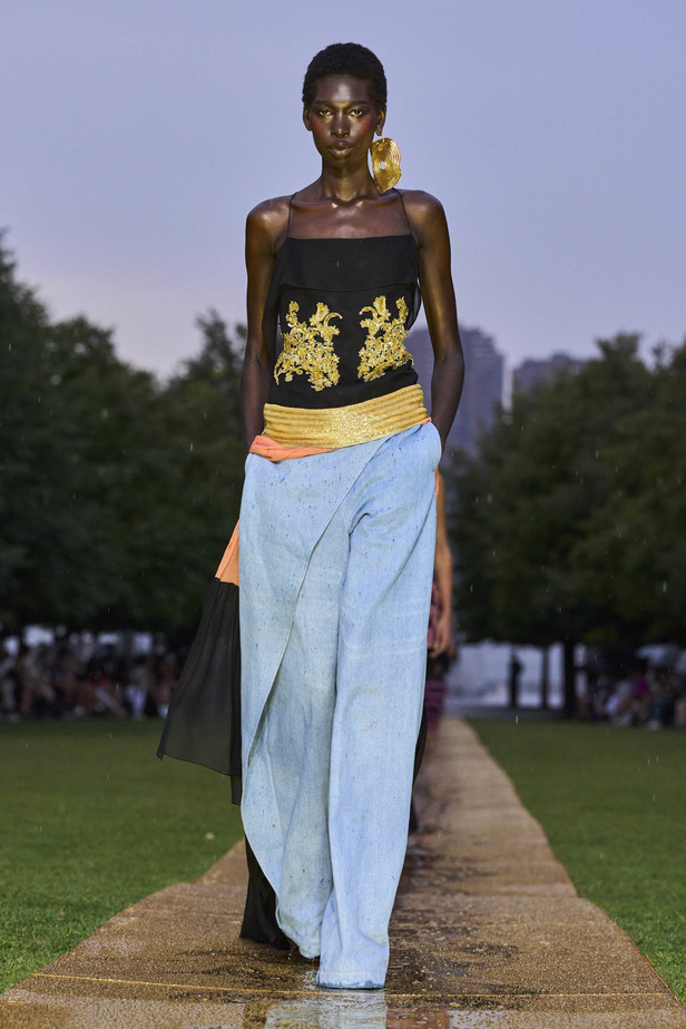 الأقراط الكبيرة والطبقات المتعددة في تصاميم Prabal Gurung لربيع وصيف 2024