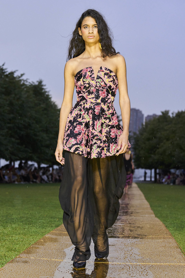 الأقراط الكبيرة والطبقات المتعددة في تصاميم Prabal Gurung لربيع وصيف 2024