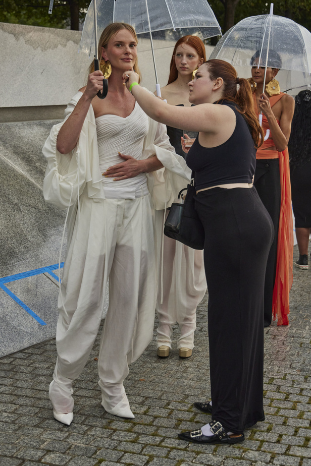 الأقراط الكبيرة والطبقات المتعددة في تصاميم Prabal Gurung لربيع وصيف 2024