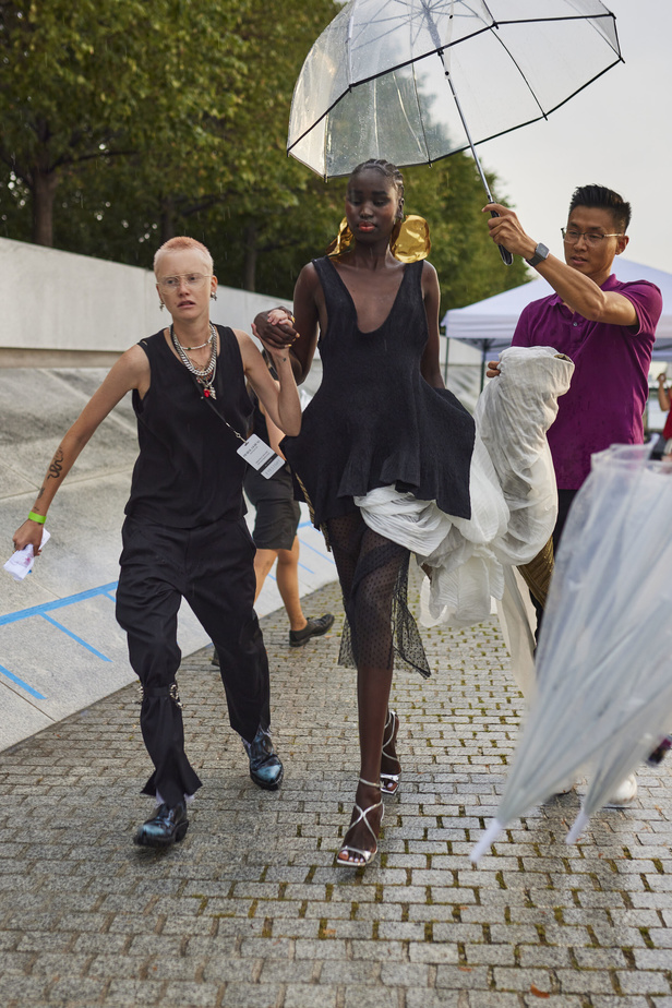 الأقراط الكبيرة والطبقات المتعددة في تصاميم Prabal Gurung لربيع وصيف 2024