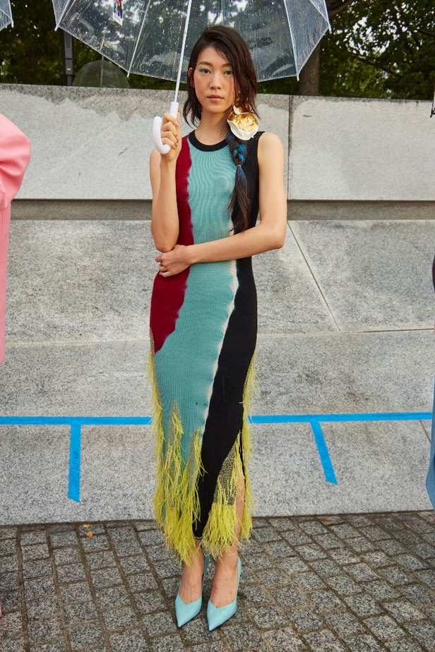 الأقراط الكبيرة والطبقات المتعددة في تصاميم Prabal Gurung لربيع وصيف 2024