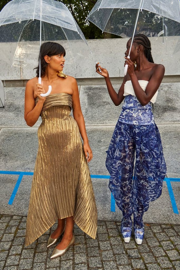 الأقراط الكبيرة والطبقات المتعددة في تصاميم Prabal Gurung لربيع وصيف 2024