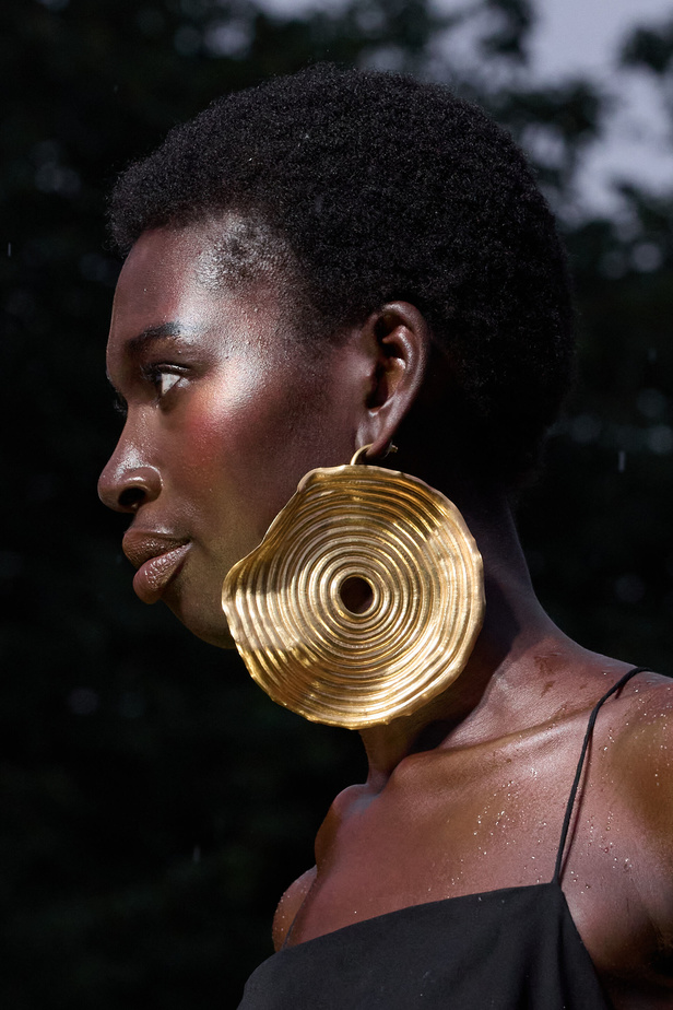 الأقراط الكبيرة والطبقات المتعددة في تصاميم Prabal Gurung لربيع وصيف 2024