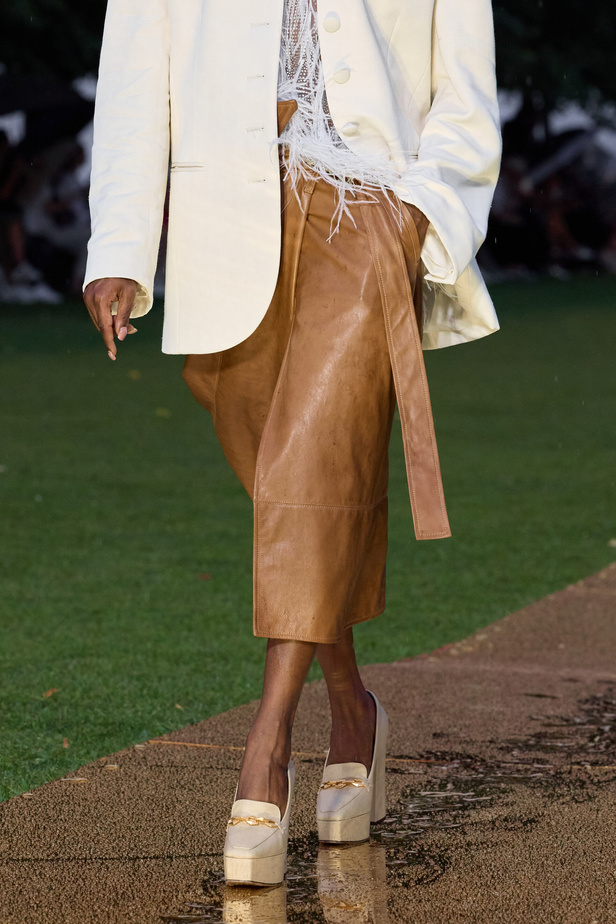 الأقراط الكبيرة والطبقات المتعددة في تصاميم Prabal Gurung لربيع وصيف 2024