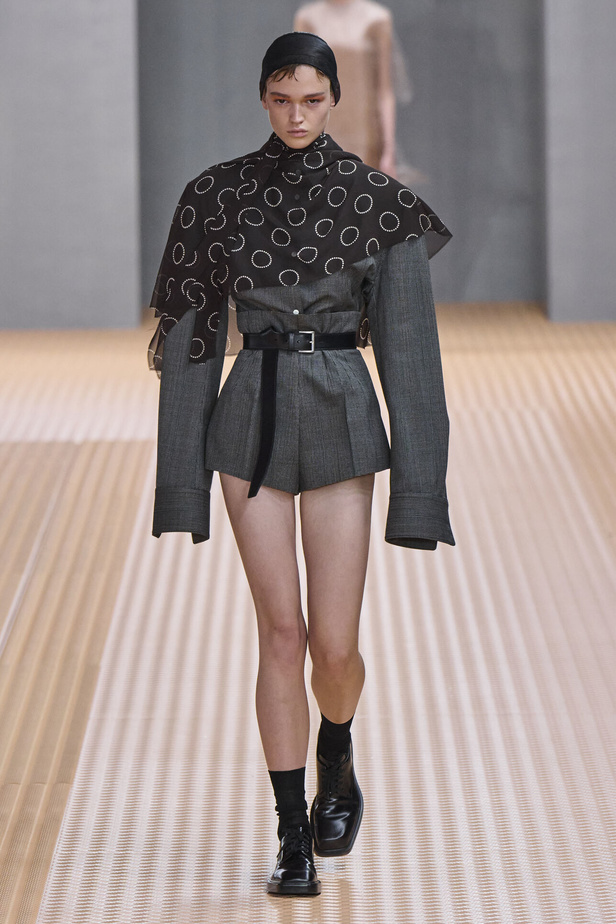 PRADA تحيي حقيبة من أرشيف الدار في مجموعة تحبس الأنفاس 