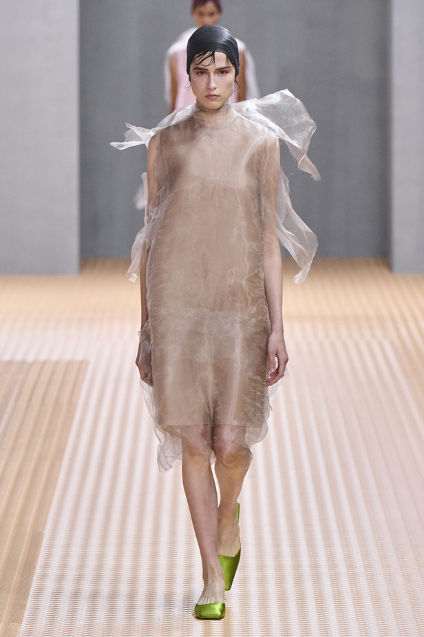 PRADA تحيي حقيبة من أرشيف الدار في مجموعة تحبس الأنفاس 