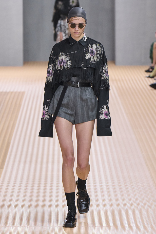 PRADA تحيي حقيبة من أرشيف الدار في مجموعة تحبس الأنفاس 