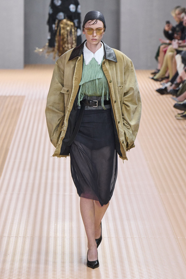 PRADA تحيي حقيبة من أرشيف الدار في مجموعة تحبس الأنفاس 