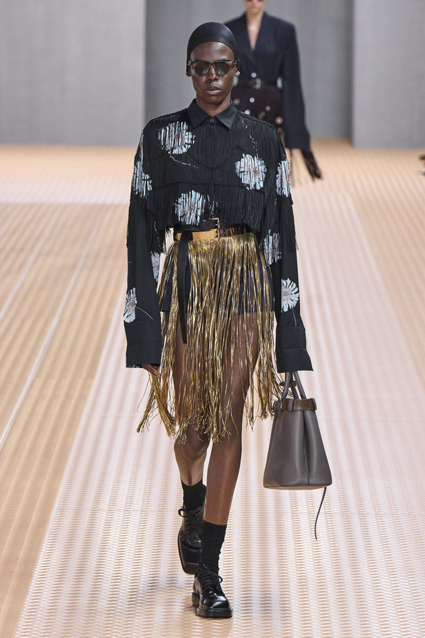 PRADA تحيي حقيبة من أرشيف الدار في مجموعة تحبس الأنفاس 