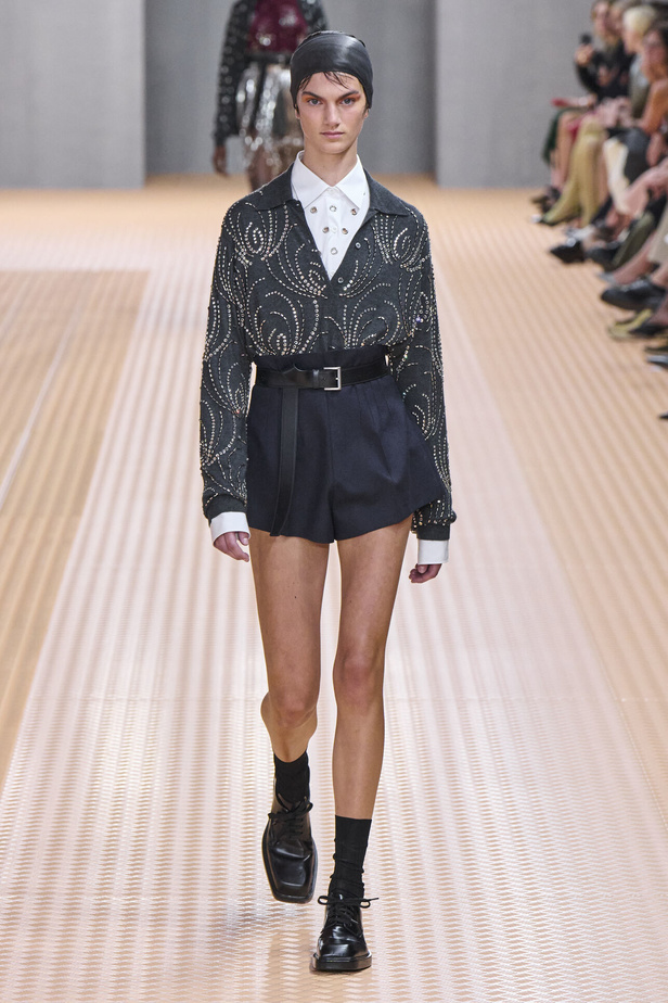 PRADA تحيي حقيبة من أرشيف الدار في مجموعة تحبس الأنفاس 