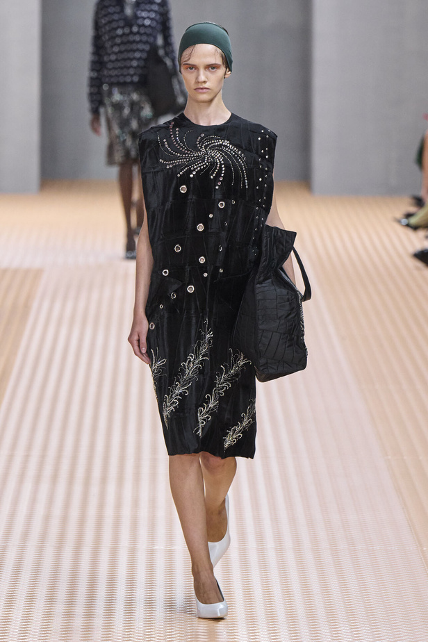 PRADA تحيي حقيبة من أرشيف الدار في مجموعة تحبس الأنفاس 