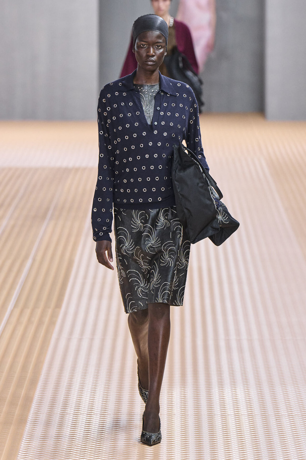 PRADA تحيي حقيبة من أرشيف الدار في مجموعة تحبس الأنفاس 