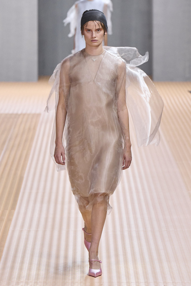 PRADA تحيي حقيبة من أرشيف الدار في مجموعة تحبس الأنفاس 