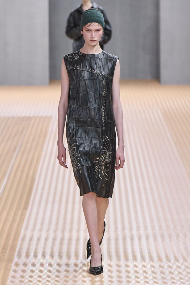 PRADA تحيي حقيبة من أرشيف الدار في مجموعة تحبس الأنفاس 