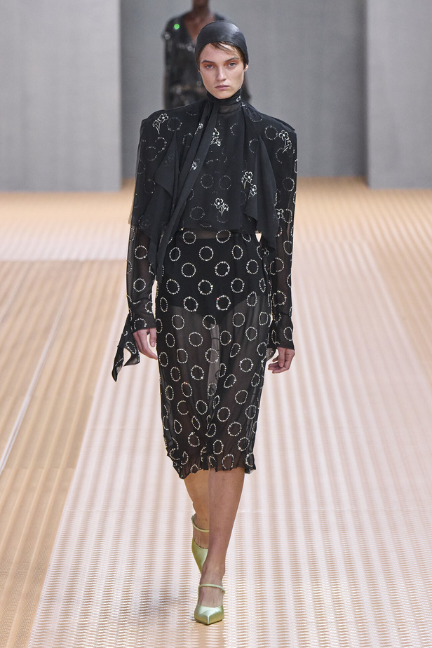 PRADA تحيي حقيبة من أرشيف الدار في مجموعة تحبس الأنفاس 