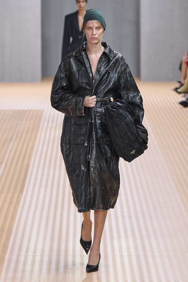 PRADA تحيي حقيبة من أرشيف الدار في مجموعة تحبس الأنفاس 