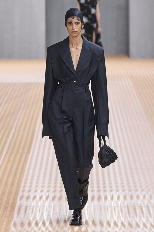 PRADA تحيي حقيبة من أرشيف الدار في مجموعة تحبس الأنفاس 