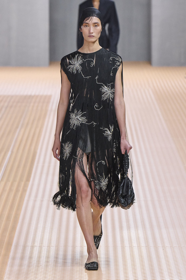 PRADA تحيي حقيبة من أرشيف الدار في مجموعة تحبس الأنفاس 