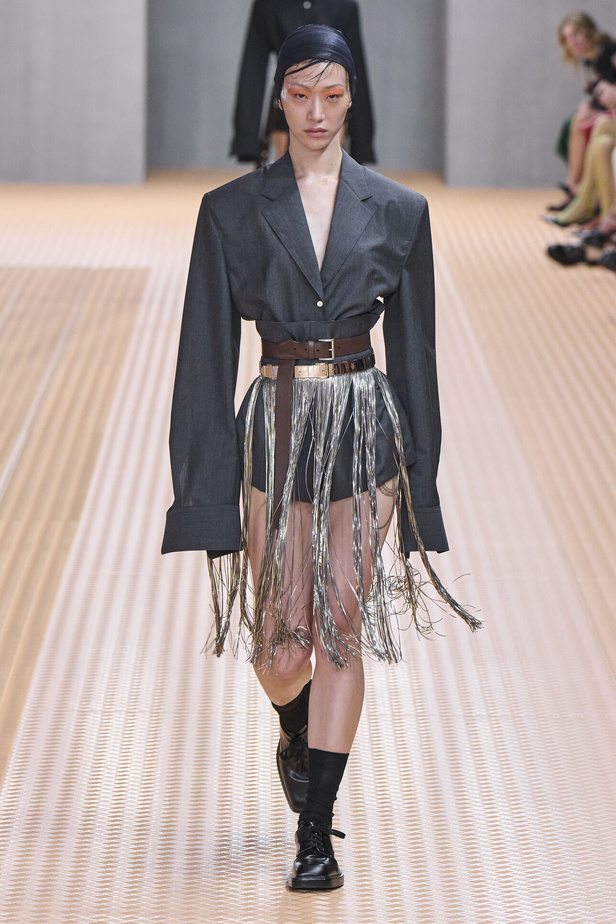 PRADA تحيي حقيبة من أرشيف الدار في مجموعة تحبس الأنفاس 