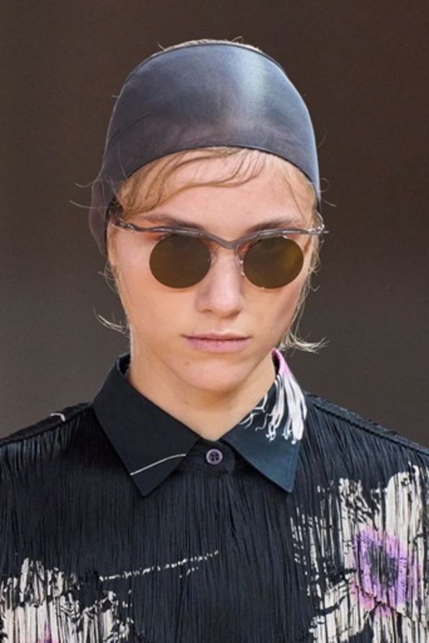 PRADA تحيي حقيبة من أرشيف الدار في مجموعة تحبس الأنفاس 