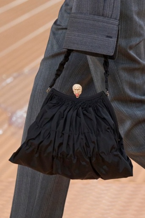 PRADA تحيي حقيبة من أرشيف الدار في مجموعة تحبس الأنفاس 