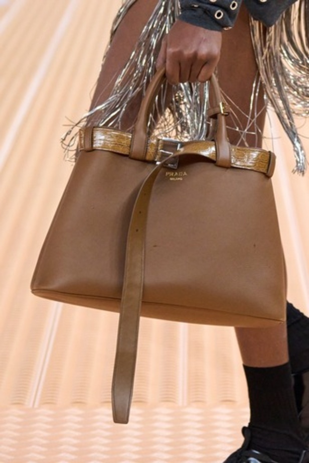 PRADA تحيي حقيبة من أرشيف الدار في مجموعة تحبس الأنفاس 