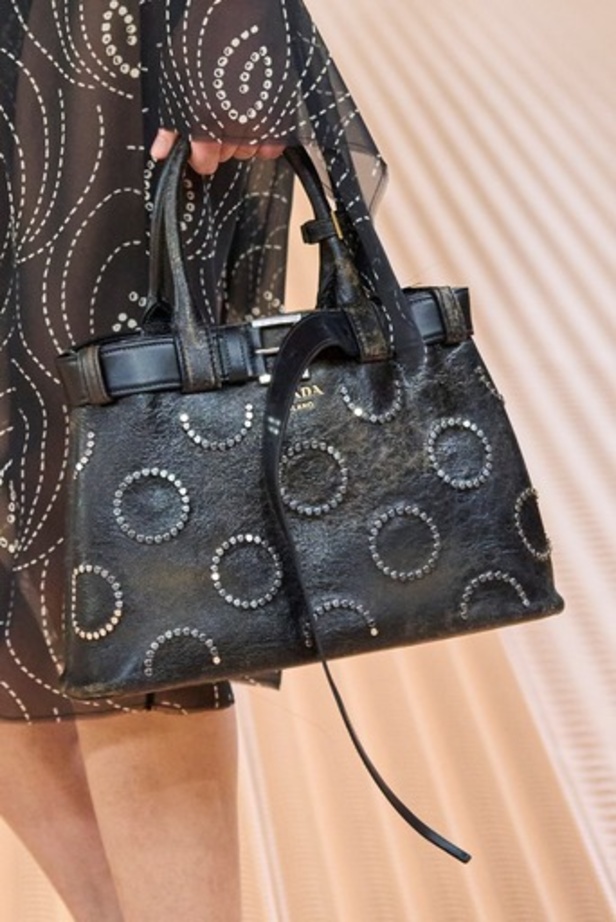 PRADA تحيي حقيبة من أرشيف الدار في مجموعة تحبس الأنفاس 