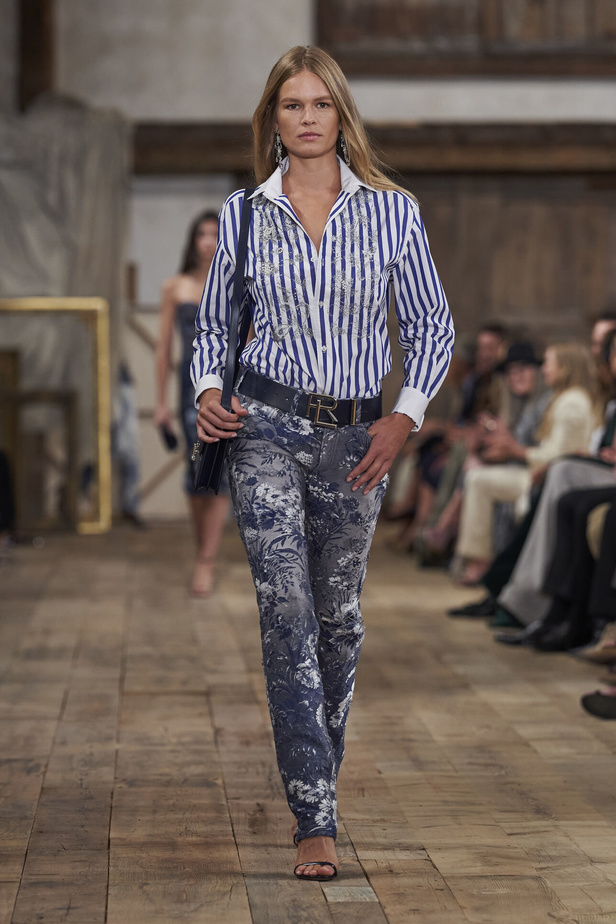 عرض أزياء مجموعة Ralph Lauren لربيع وصيف 2024.. مزيج الألوان وبريق اللون الذهبي