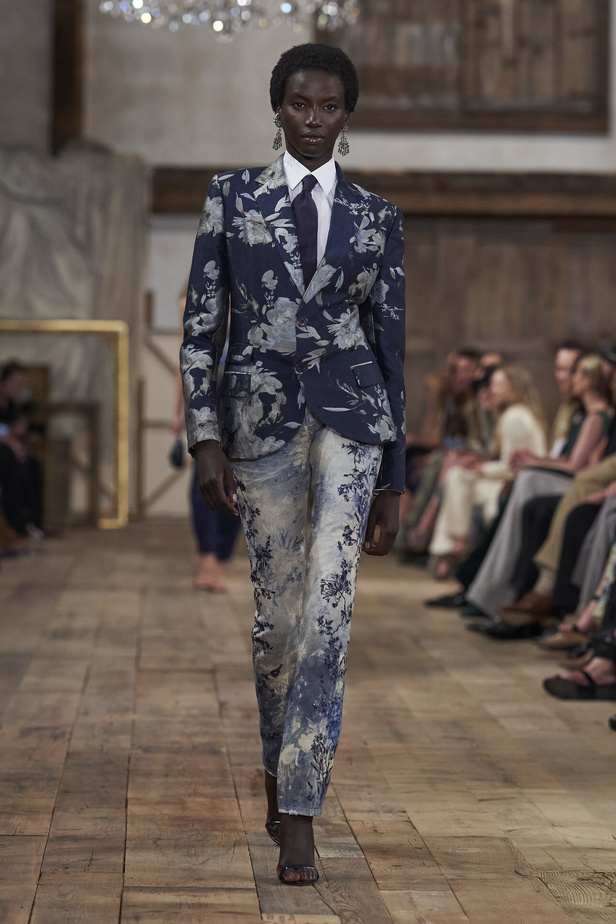 عرض أزياء مجموعة Ralph Lauren لربيع وصيف 2024.. مزيج الألوان وبريق اللون الذهبي