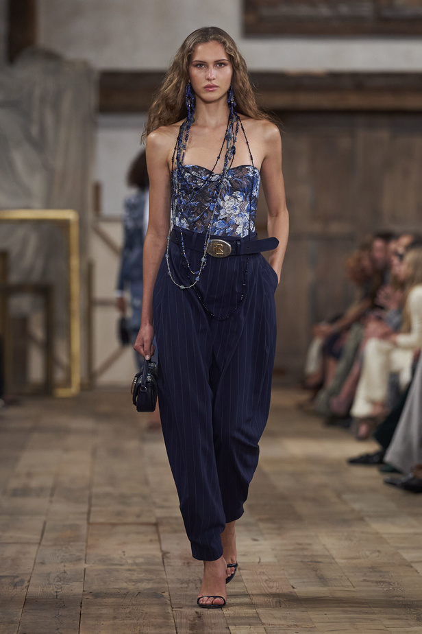 عرض أزياء مجموعة Ralph Lauren لربيع وصيف 2024.. مزيج الألوان وبريق اللون الذهبي