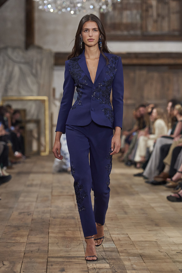 عرض أزياء مجموعة Ralph Lauren لربيع وصيف 2024.. مزيج الألوان وبريق اللون الذهبي