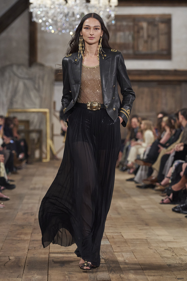 عرض أزياء مجموعة Ralph Lauren لربيع وصيف 2024.. مزيج الألوان وبريق اللون الذهبي