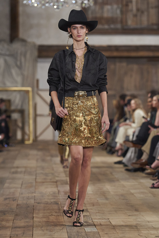 عرض أزياء مجموعة Ralph Lauren لربيع وصيف 2024.. مزيج الألوان وبريق اللون الذهبي