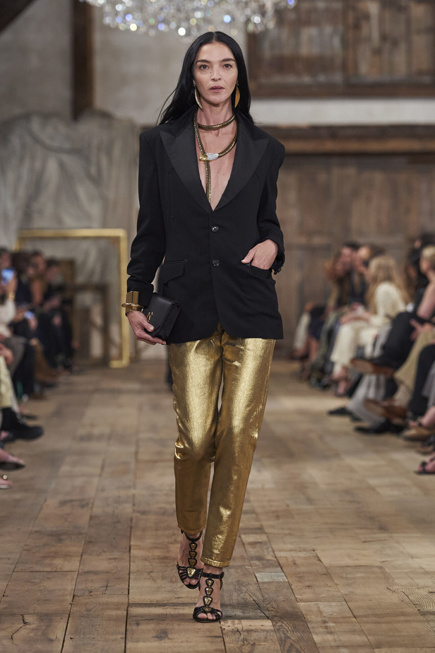 عرض أزياء مجموعة Ralph Lauren لربيع وصيف 2024.. مزيج الألوان وبريق اللون الذهبي