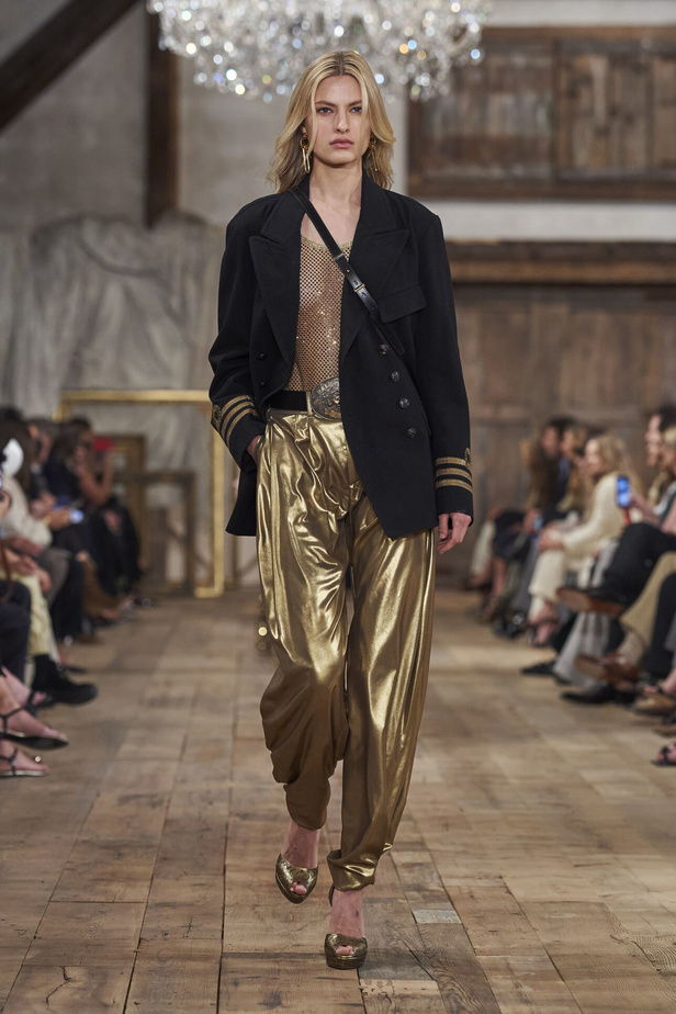 عرض أزياء مجموعة Ralph Lauren لربيع وصيف 2024.. مزيج الألوان وبريق اللون الذهبي